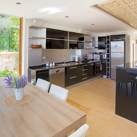 Sleeps 9 Pool Air Con Wifi Kalkan